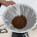 핸드드립 커피와 라떼아트 이미지