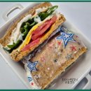 그릭요거트 스프레드를 발라서 만든 다이어트 샌드위치 이미지