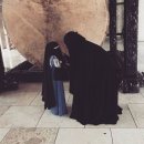 차도르: 이슬람 여성들의 전통복식 가운데 하나로서 머리에서 발목까지 덮어쓰는 통옷 이미지