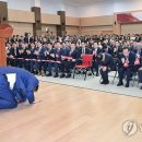 퇴임하며 대구시청 직원들에게 큰절하는 홍준표 이미지