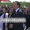 이한열열사 어머니와 손꼭잡고 제창하는 임종석 비서실장 이미지