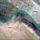 The Shatt al-Arab waterway divides Iran and Iraq 이미지