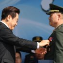 [국군의날] 이재명 대통령으로부터 보국훈장 삼일장을 수여받는 해병대 수사단장 박정훈 대령 이미지