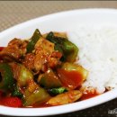 매운 치킨 덮밥 이미지