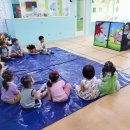 2세 미술특활🎨👩‍🎨👨‍🎨꼬마 마녀이야기를 들어보며 숲속 여러 색깔🌈 이야기를 즐겼어요 이미지