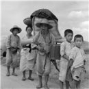 피난을 떠나는 가족 이미지