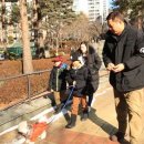 개밥주는 남자 이미지