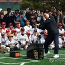 '깜짝타자 왔네' 윤석열대통령, '김하성-박찬호' SD 야구클리닉 방문... 티볼 타격도 이미지