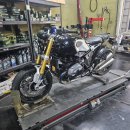 W 타이어 | BMW 알나인티 미쉐린 로드6 타이어, 튜브 교체와 벨레이 15W50 엔진오일 작업 후기 오토바이 정비 부품