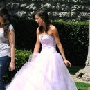 드레스입고 '90210'의 프롬씬 촬영하러가는 "제시카 스트롭" 이미지