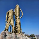 금산다락원 생명의집 소공연장 | 상징과 기호, 거미와 금산군 인삼 모자상