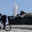 자전거 조각상 앞 이미지