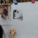 콩테연필초상화 이미지