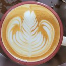 커피라떼아트 야간 이미지