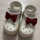 하나슈퍼 | [내돈내산] 🎀 비 쫄딱 맞아도 멀쩡한 리본? 크록스 '슈퍼 베이 클로그' 역대급 신꾸(지비츠) 내돈내산...