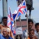 유니언잭을 들고 인도 당국에 시위하는 주민들 이미지