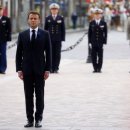 Emmanuel Macron célèbre le 8-Mai sur les Champs-Elysées et à Lyon pour un h 이미지