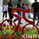 자전거 조각상 앞 이미지