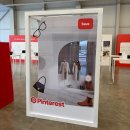 PC FACTORY | 뷰티 행사 이벤트 포토존으로 활용된 금속 포토부스 조형물 렌탈 후기