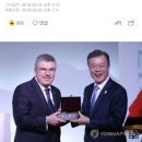 [올림픽] 문 대통령, IOC 위원장에게 '새김소리도장' 선물 이미지