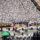 신천지 대규모 집단 시위 … “범교회 차원의 대응 나서야” 이미지
