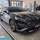 오토플러스카 | 기아 K8 스마트 전동트렁크 후진 가이드램프 순정 시공