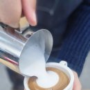 커피라떼아트 야간 이미지
