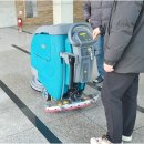 건물 화강석바닥청소 관리 비용 절감해주는 보행식 바닥세척기 이미지