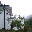 산골짜기 하얀집 이미지