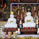 함안 장춘사 석조석가여래삼존좌상 이미지