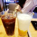 투썸플레이스 발산역점 실내샷과 망고바나나라떼 후기