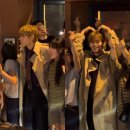 방탄소년단(BTS), 파리서 여성 스태프와 어깨동무 후 '하트'…애교 직관 "부러워" 이미지