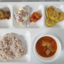 2021.06.03- 수수밥, 돈육김치찌개, 임연수구이, 동그랑땡, 배추김치, 과일 샐러드 이미지