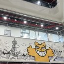 노란 고양이 '무슈사'로 유명한 세계적인 길거리 아티스트 토마 뷔유, 서부캠퍼스에 대형 무슈사 작품 그렸다 이미지