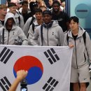 태극기 함께 든 손흥민·양민혁…유로파 우승팀 토트넘 입국 이미지