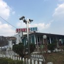 강가에 하얀집 펜션 이미지