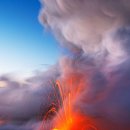 하와이 칼라파나 화산을 근거리에서 촬영한 용감한 사진가 둘 이미지