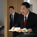 윤 대통령, 공무원들과 만찬…"의료개혁·늘봄학교 반드시 성공해야" | JTBC 뉴스 이미지