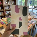 커피와 책이 있는 이미지