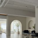 노란꽃 | 🍋 로라스튜디오 후기 (1) 노란 꽃, 창가, 원형 테이블, 흰 벽 배경, 렌느브라이덜 벚꽃 드레스