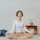 내면의 평온을 찾는 명상 이미지