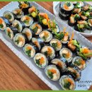 양념해서 조린 두부와 함께 돌돌 말아 먹은 혼합모듬산나물 김밥 이미지