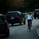 Woman fired for flipping off Donald Trump's motorcade 이미지