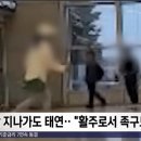 인천국제공항 청사 안에서 테니스를 치고 있는 한 커플 이미지