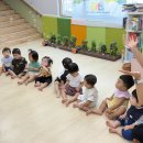 ＜9월1주＞ 여름과일 사진을 봐요 🍉🍑 / 여름과일 사진 위에 폼폼이를 붙여요 / 비츠행사: 채소아저씨 🥕🥦🌽 이미지