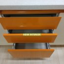 도담동_도램908동앞 | 세종 어진동 한뜰마을1단지 인테리어필름｜황변된 하이그로시와 주황색 문선을 크림화이트로 리폼