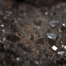 운석에서 새로 발견된 지구 외 우주 천체의 미니 다이아몬드 격자 물질 이미지