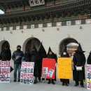 2012년 서울광화문 시위 복장과 미국 kkk단 복장 비교사진 입니다 이미지