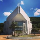 대한예수교장로회연지교회(교육연구시설) | 쓰여 있다. 메인 건물 답게 대부분의 주요 시설이 몰려 있다.3층 규모의 채플을1,2층을 통해 입장할 수