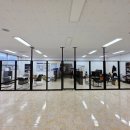 "답답한 벽 대신 이걸로?" 경북 상주 60T 강화유리 파티션 블랙 프레임 시공 후기
